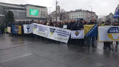 Protest državnih službenika BiH ispred Parlamentarne skupštine BiH