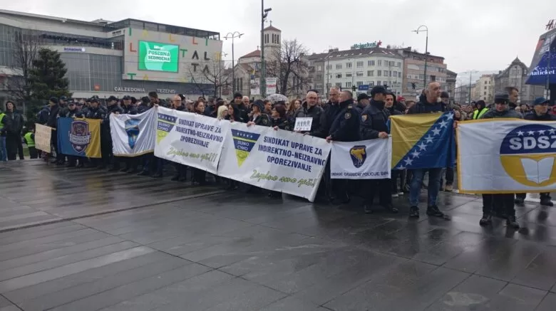 Protest državnih službenika BiH ispred Parlamentarne skupštine BiH