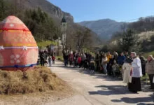 U Kraljevoj Sutjesci otkriveno je i blagoslovljeno uskrsno jaje visoko 3,33 metra