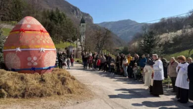 U Kraljevoj Sutjesci otkriveno je i blagoslovljeno uskrsno jaje visoko 3,33 metra