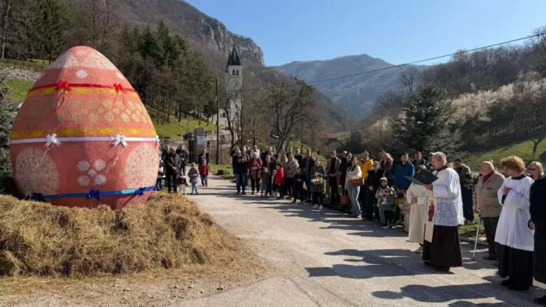 U Kraljevoj Sutjesci otkriveno je i blagoslovljeno uskrsno jaje visoko 3,33 metra