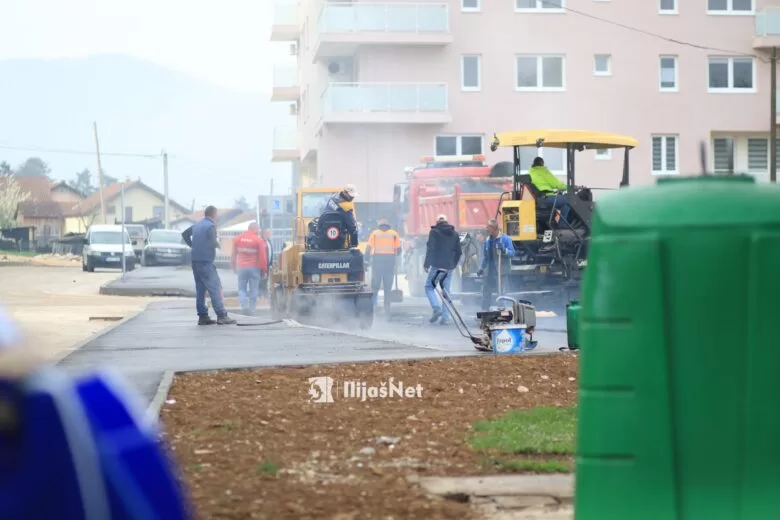 Počelo asfaltiranje saobraćajnice u Ilijašu: Privremena obustava saobraćaja u ulici 126. ilijaške brigade