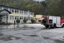Vatrogasci uljepšali školsko dvorište u Srednjem uoči Dana škole i Dana planete Zemlje