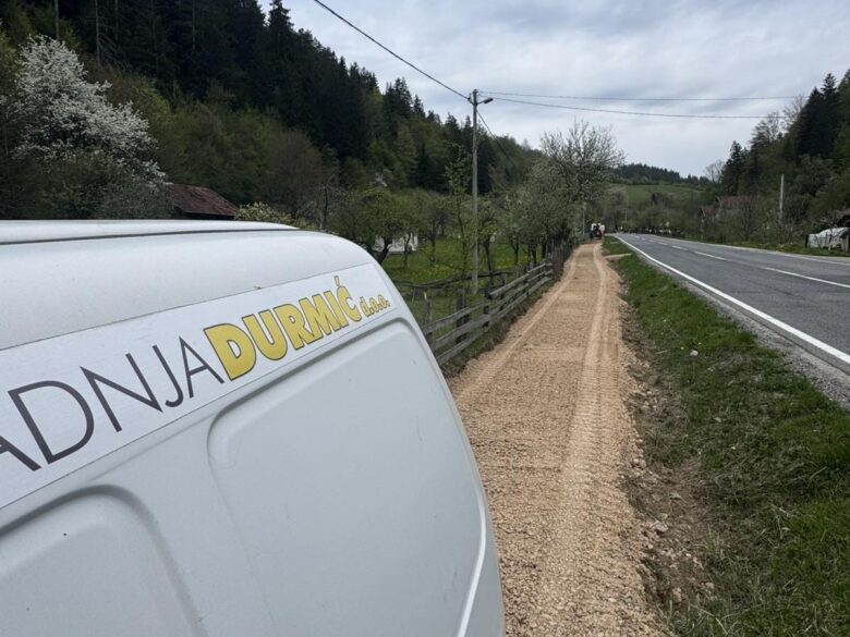 Radovi u Moševićima: Gradi se pješačka staza u MZ Srednje