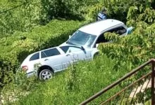 Saobraćajna nezgoda u Novom naselju: Dva vozila učestvovala, jedno završilo na boku