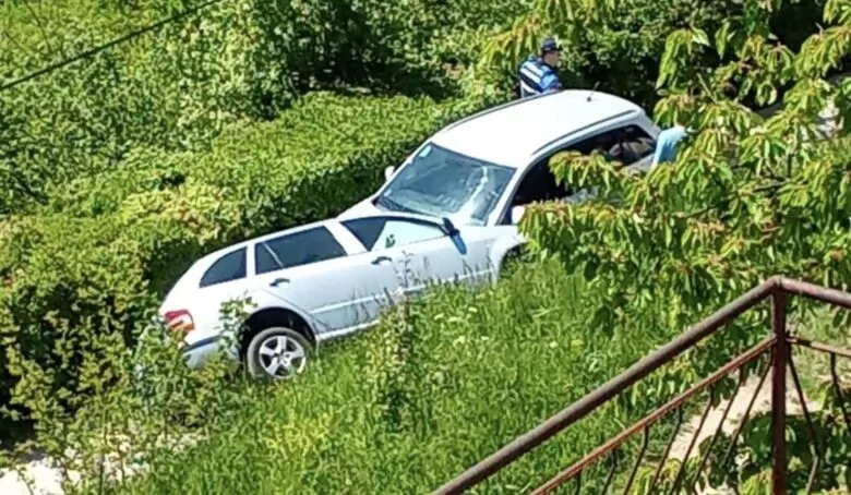 Saobraćajna nezgoda u Novom naselju: Dva vozila učestvovala, jedno završilo na boku
