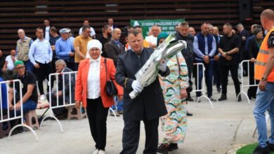 Kolektivna dženaza u Bratuncu 12. maja, ukop jedne identifikovane žrtve i posmrtnih ostataka iz zapaljenih kuća