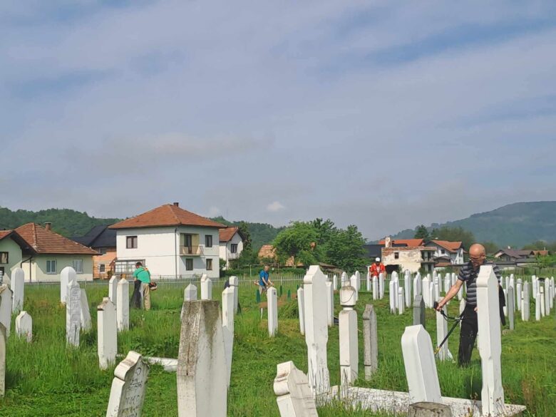 Lješevo za primjer: U akciji čišćenja mezarja učestvovao i 80-godišnji Alija Herak