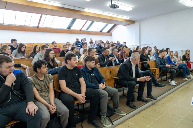 U Vogošći održan Dijalog mladih i vlasti pod nazivom: Mladi imaju riječ!