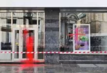 Na dvije prodavnice u centru Sarajeva bačena crvena boja i ispisano “4S”