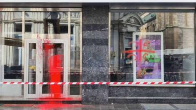 Na dvije prodavnice u centru Sarajeva bačena crvena boja i ispisano “4S”