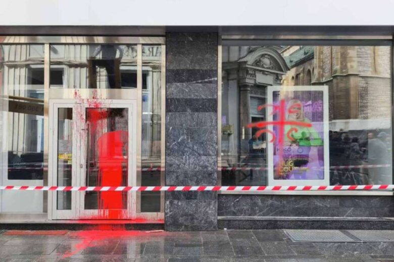 Na dvije prodavnice u centru Sarajeva bačena crvena boja i ispisano “4S”