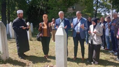 Povodom Dana škole: Učenici, rukovodstvo OŠ „Hašim Spahić“ i porodica rahmetli komandanta odali počast na šehidskom mezarju u Brezi