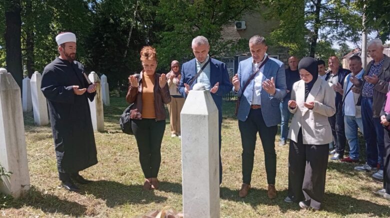 Povodom Dana škole: Učenici, rukovodstvo OŠ „Hašim Spahić“ i porodica rahmetli komandanta odali počast na šehidskom mezarju u Brezi