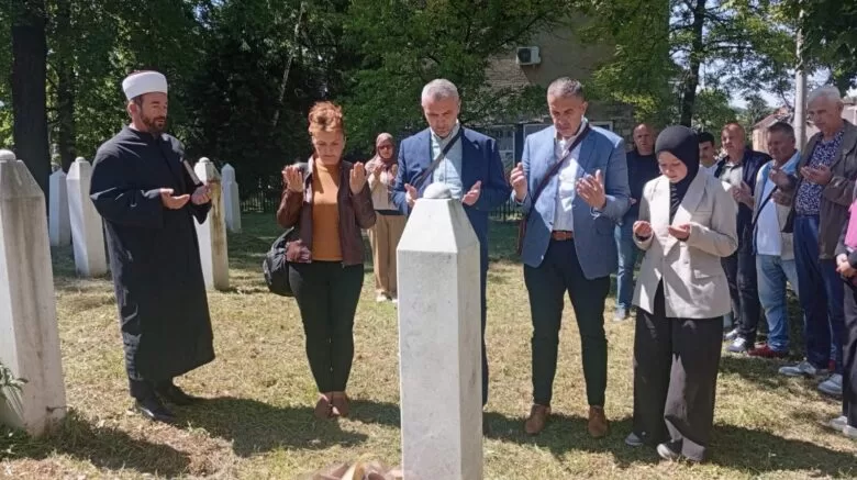 Povodom Dana škole: Učenici, rukovodstvo OŠ „Hašim Spahić“ i porodica rahmetli komandanta odali počast na šehidskom mezarju u Brezi