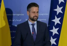 Kada se “srbovanje” plaća iz državnog budžeta: Može li funkcioner raditi protiv države od koje prima platu?