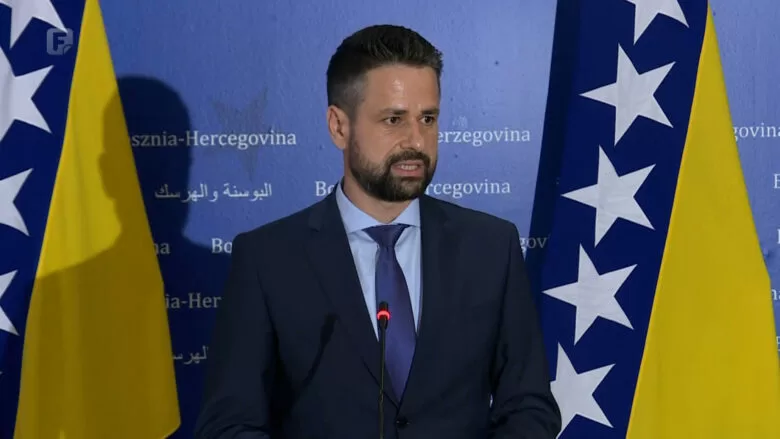 Kada se “srbovanje” plaća iz državnog budžeta: Može li funkcioner raditi protiv države od koje prima platu?