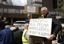 Bivši radnici Krivaje pred zgradom Vlade FBiH, traže rješenja za njihov status