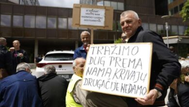 Bivši radnici Krivaje pred zgradom Vlade FBiH, traže rješenja za njihov status