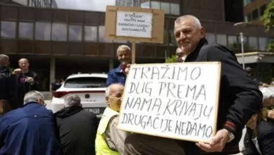 Bivši radnici Krivaje pred zgradom Vlade FBiH, traže rješenja za njihov status