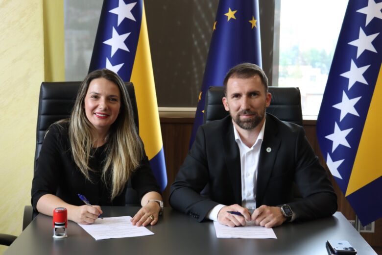 Ministar Delić potpisao ugovore sa sigurnim kućama: Za zaštitu žrtava nasilja osigurano 1,1 milion KM