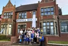 BIJELA ZASTAVA NA BOSANSKOJ KUĆI U BIRMINGHAMU U ZNAK SJEĆANJA NA ŽRTVE PRIJEDORA