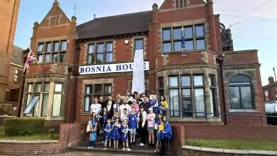 BIJELA ZASTAVA NA BOSANSKOJ KUĆI U BIRMINGHAMU U ZNAK SJEĆANJA NA ŽRTVE PRIJEDORA