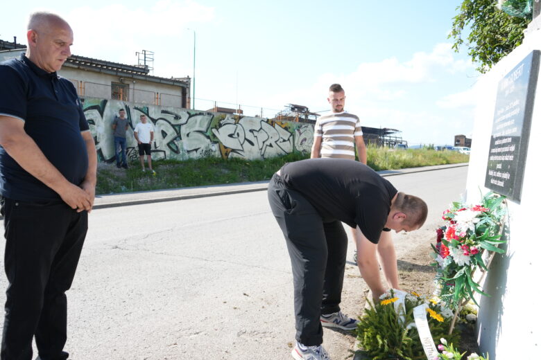 Porodica i prijatelji obišli mjesto tragedije: Robi nije zaboravljen
