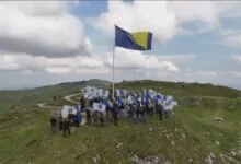 Zastava na vrhu Jahorine, na Košuti, ponovo se vihori