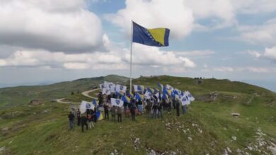 Zastava na vrhu Jahorine, na Košuti, ponovo se vihori