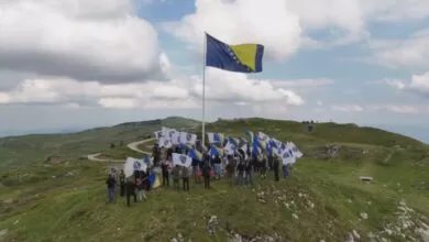 Zastava na vrhu Jahorine, na Košuti, ponovo se vihori