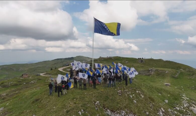 Zastava na vrhu Jahorine, na Košuti, ponovo se vihori