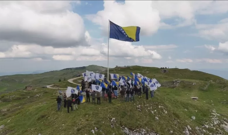 Zastava na vrhu Jahorine, na Košuti, ponovo se vihori