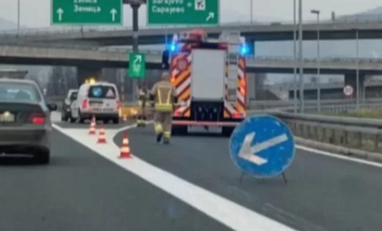 Nesreća na autoputu kod Visokog: Prosuo se pijesak s kamiona i oštetio automobile