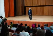 Zijah Sokolović oduševio ilijašku publiku predstavom „Lijevo, desno, glumac“