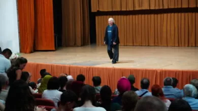 Zijah Sokolović oduševio ilijašku publiku predstavom „Lijevo, desno, glumac“