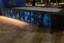 Na Ilijaškoj kocki postavljena instalacija u znak sjećanja na žrtve genocida u Srebrenici