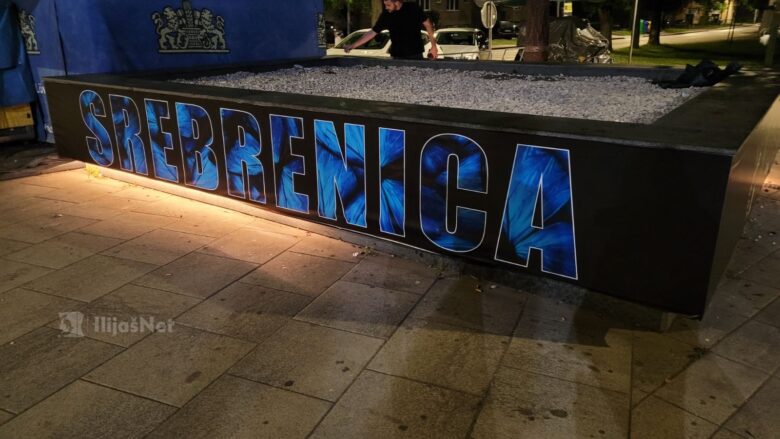 Na Ilijaškoj kocki postavljena instalacija u znak sjećanja na žrtve genocida u Srebrenici