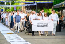 „Krik iz zemlje“ odjeknuo Ilijašem: Memorijalni program u znak sjećanja na žrtve genocida u Srebrenici