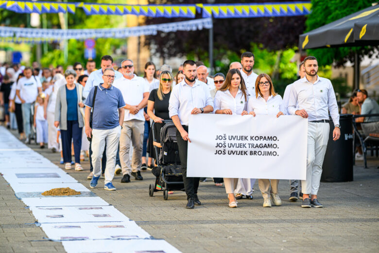 „Krik iz zemlje“ odjeknuo Ilijašem: Memorijalni program u znak sjećanja na žrtve genocida u Srebrenici