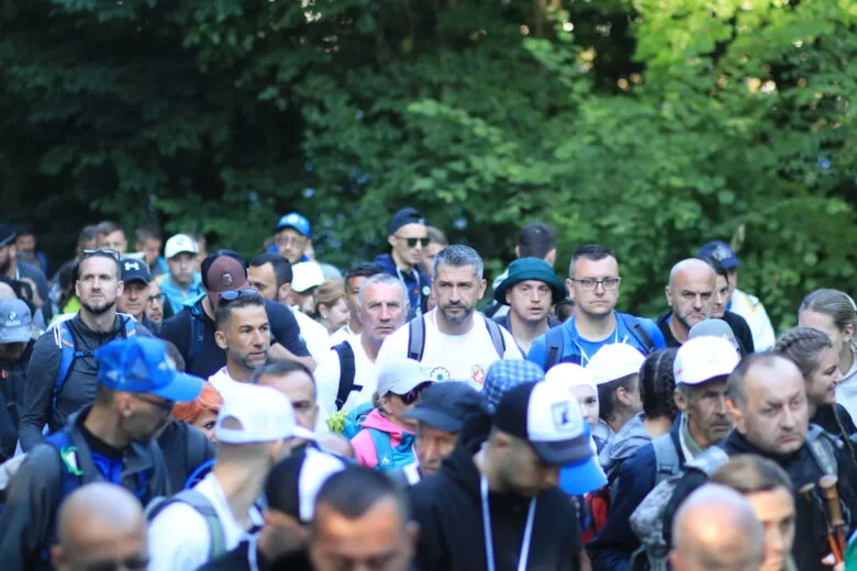 Iz Kampa Mravinjci krenula posljednja etapa Marša mira: Više od 170 učesnika iz Ilijaša na putu ka Potočarima