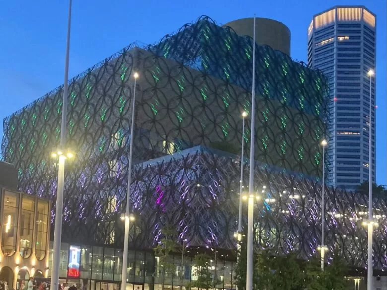 JEDAN OD SIMBOLA BIRMINGHAMA ZASJAO U ZNAK SJEĆANJA NA SREBRENICU