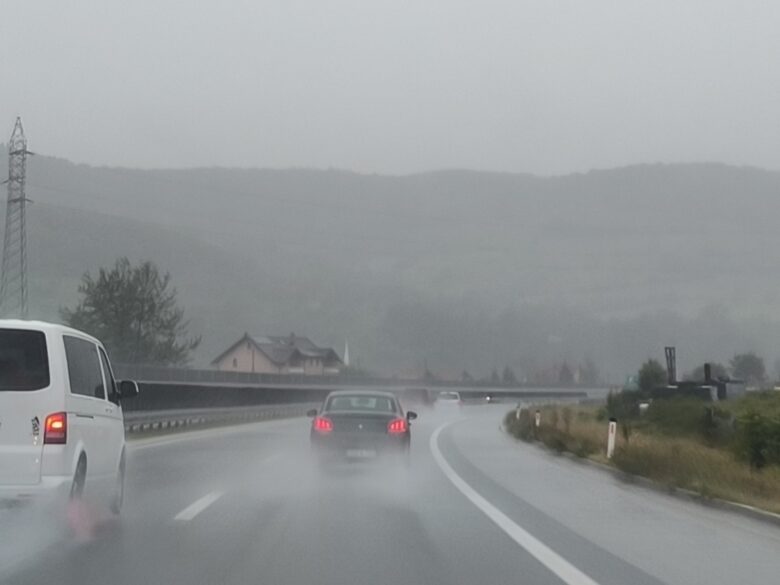 Stanje na putevima u BiH: Vozite oprezno, kolovoz je mokar