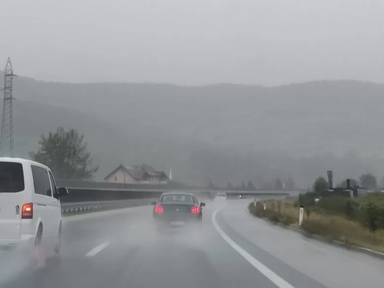 Stanje na putevima u BiH: Vozite oprezno, kolovoz je mokar