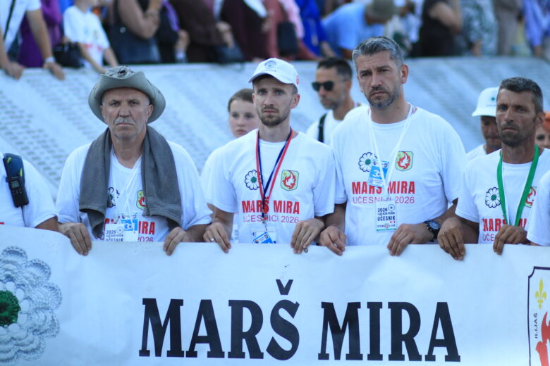 Grupa Ilijaš dostojanstveno unijela svoj baner u Memorijalni centar Potočari
