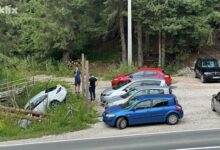 Nezgoda na Bijambarama: Automobil završio u kanalu na parkingu