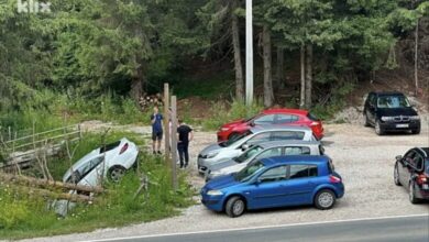 Nezgoda na Bijambarama: Automobil završio u kanalu na parkingu