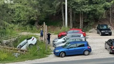 Nezgoda na Bijambarama: Automobil završio u kanalu na parkingu