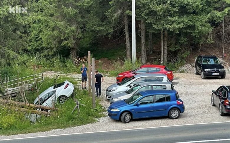 Nezgoda na Bijambarama: Automobil završio u kanalu na parkingu