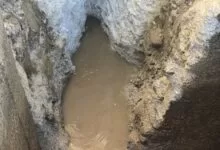 Stanari zgrade socijalnog stanovanja u Starom Ilijašu sedmicama čekaju sanaciju kvara na vodovodnoj instalaciji